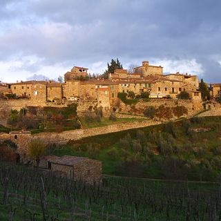 L’antico borgo di Montefioralle nel territorio di Greve in Chianti e il vino del Chianti