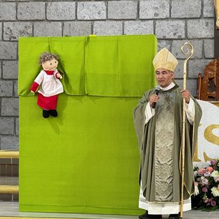 Homilía del  Obispo Carlos Enrique Samaniego en misa de niños… ¡con Monsi!