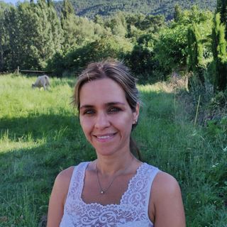 T1 E5 Mujer que viaja sola por libertad e igualdad