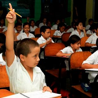 Honduras prefiere legitimar esclavitud cubana a emplear docentes hondureños