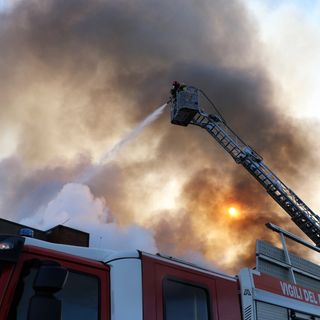Vasto incendio in azienda tessile: tre team di vigili del fuoco all’opera in emergenza VIDEO