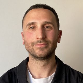 S04E09 - Il vero costo dei nostri abiti, tra fast fashion e greenwashing - Roberto Cruciani