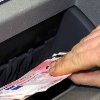 Prelievi per quasi 4 mila euro con carta di credito rubata, denunciata 19enne