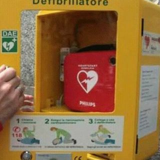 Ruba il defibrillatore del comune e cerca di venderlo online, deferito un 21enne