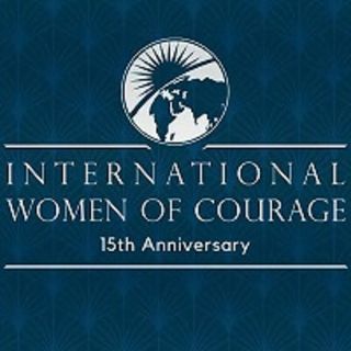 Festa della donna, la moglie di Biden premia un transessuale, cioè un uomo
