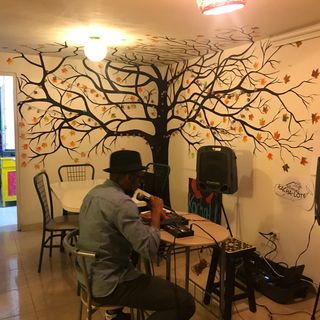 Conversamos con Luis Acosta, de la Casa Cultural Kachalote, quien nos habló de la movida artística de la localidad de Engativá, en Bogotá.