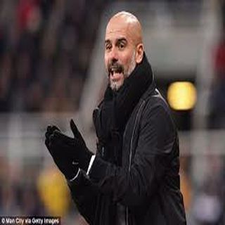 PEP GUARDIOLA MOTIVES THE TEAM IN THE DRESSING ROOM WITH MANCHESTER CITY