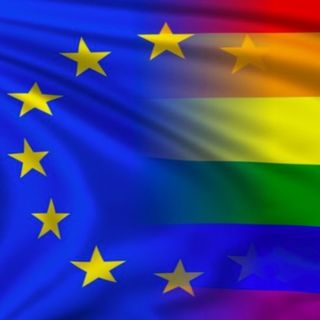L'Europa festeggia la bandiera...con quella lgbt
