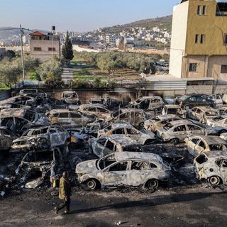 Nablus, la rappresaglia dei coloni: case e auto bruciate, un palestinese ucciso