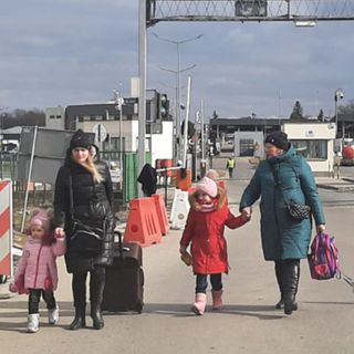 Donne e bimbi al confine ucraino: "Restare è impossibile" (di Matteo Guidelli)