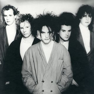 The Cure: parliamo del gruppo new wave e post-punk inglese di Robert Smith, ripercorrendone la storia e ricordando la hit del 1989 Love Song