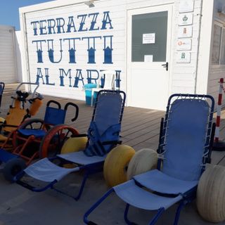 La tendenza della settimana: Tutti al mare e i disabili? Solo 4 gioielli in Italia, accessibilità ancora un miraggio, di Alessandra Magliaro