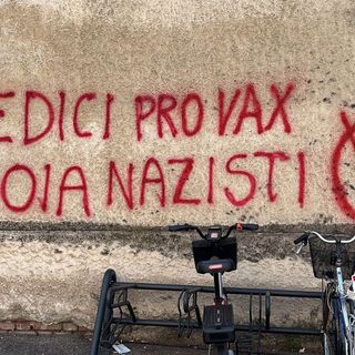 Scritte “No Vax” all’esterno dell’ospedale: attacco a medici e politici. Possamai: “frasi deliranti”