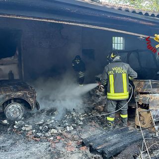 Incendio nella villa disabitata in collina: va a fuoco la rimessa, distrutti jeep e trattore (GALLERY)