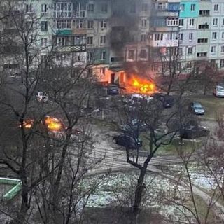 Mosca avanza e distrugge due ponti in Ucraina. Zelensky orgoglioso della resistenza nel Donbass