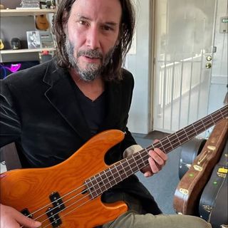 Keanu Reeves Official      ☑️