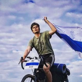 Monokov: «Viaggio per l'Europa in bicicletta con un cartello "no war"»