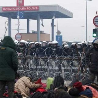 Caos migranti, lacrimogeni al confine tra Polonia e Bielorussia. Lavrov: situazione inaccattabile