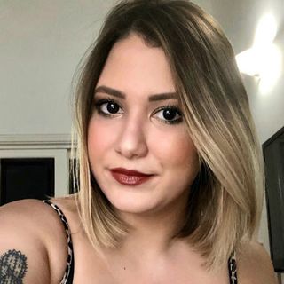 Laísa com í