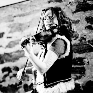 Classical/rock violinist Daisy Jopling is my very special guest with “Irradiance”!