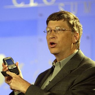 Bill Gates busca reemplazar los celulares.