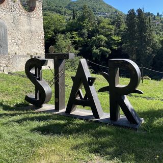 51. STAR di Jacques Villeglé