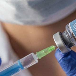 Medico no vax arrestato dopo mesi di indagini, registrava tamponi e vaccini mai eseguiti