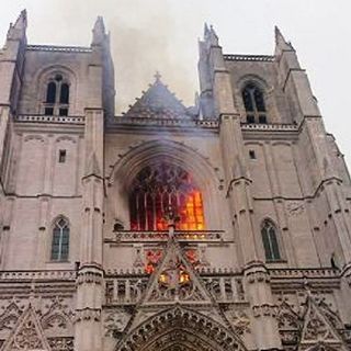 L'incendio alla cattedrale di Nantes e l'odio contro i cristiani