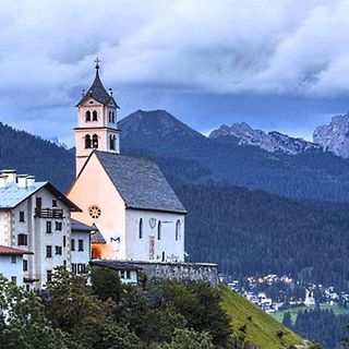 Colle Santa Lucia, il territorio, le tradizioni, le Dolomiti