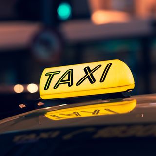 Milano, Carmine e il taxi fluo: viaggi comfort tra musica e luci strobo