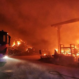 Capannone agricolo distrutto dalle fiamme: in salvo gli animali