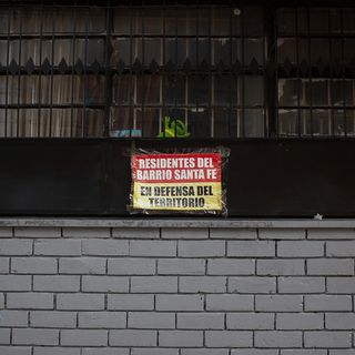 Carteles que protestan en paredes y ventanas
