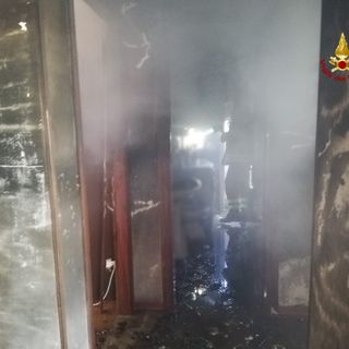 Olio va sul fuoco mentre cucina, appartamento devastato dalle fiamme (VIDEO)