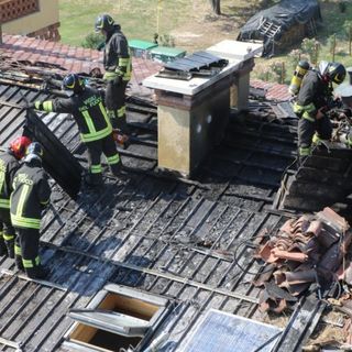 A fuoco il tetto dell’hotel: incendio all’impianto fotovoltaico di Villa Fracanzana