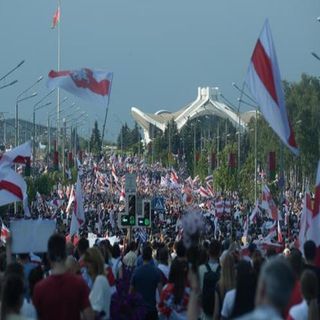 Más de 100 mil bielorrusos marchan contra presidente Lukashenko