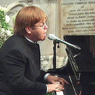 Elton John ai funerali di Diana, così convinsero la Regina