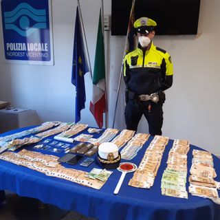 Pusher di cocaina arrestato per spaccio: nascondeva 24 mila euro in contanti nel freezer