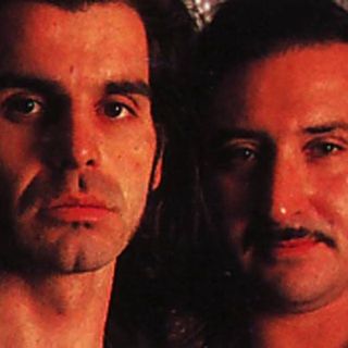 Litfiba: gruppo rock fondato a Firenze nel 1980, raggiunse la fama nei primi anni 90 anche grazie al brano "Proibito", di cui vi parliamo.