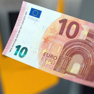 Folge dem Schein - Frau verfolgt Zehn-Euro-Schein