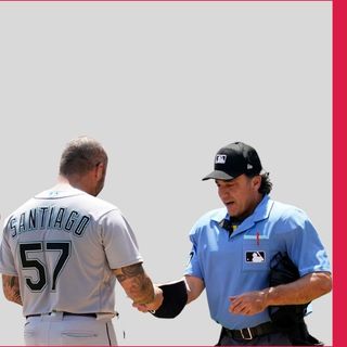 MLB: Pitcher Hector Santiago ATRAPADO haciendo TRAMPA