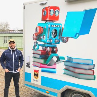 Mehdi Bouallala för ut de digitala verktygen till fritidsgårdarna