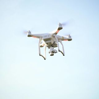 Unter Drohnen - Zivile Drohnenpilotinnen in Konfliktsituation