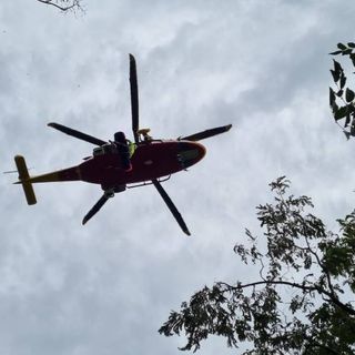 Ventenne cade dalla moutain bike in Valrovina: soccorso in elicottero