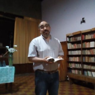 Gustavo Palacios lee poesia en evento cultural