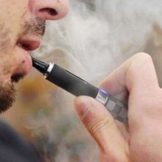Stretta sul fumo, Schillaci: “sigarette elettroniche vietate come quelle normali”
