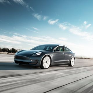 Tesla richiama quasi 500.000 auto