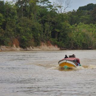 Mujer, río y canoa
