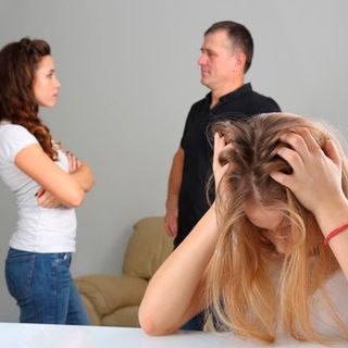 Me quiero ir de casa por culpa del hijo de la pareja de mi mamá