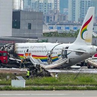 Avión sale de pista y se incendia en el centro de China 13MAY