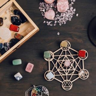 How to Harness the Power of Crystal Grids for Manifestation and Healing